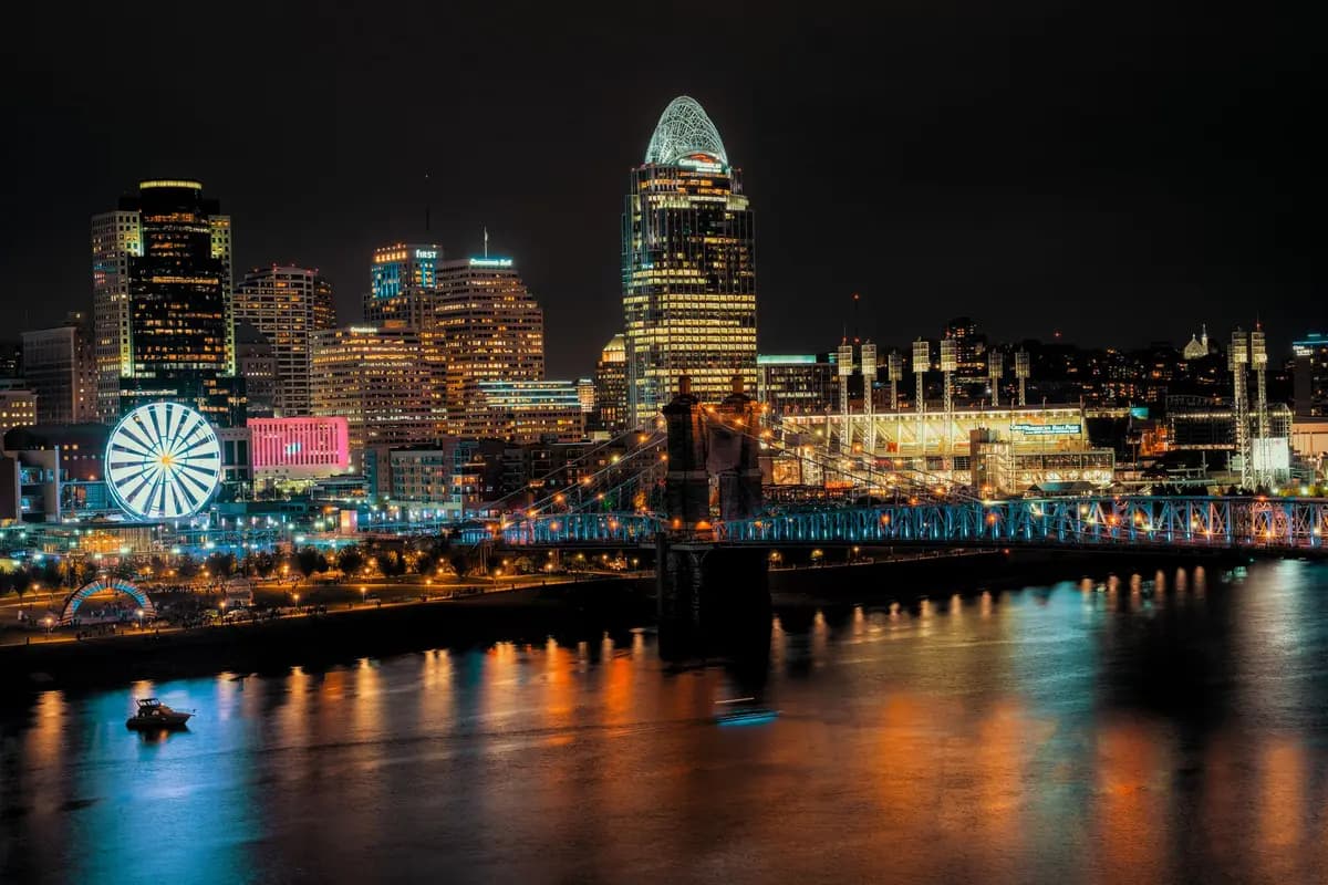 Cincinnati, Ohio skyline at night